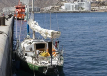 El británico desaparecido cuando navegaba solo en Canarias pudo caer a mar desde el mástil