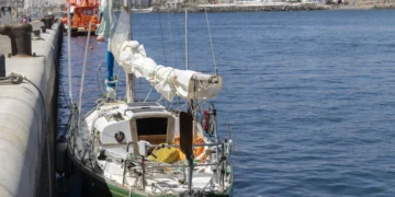 El británico desaparecido cuando navegaba solo en Canarias pudo caer a mar desde el mástil