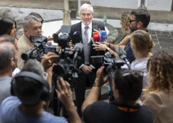 Clavijo confía en que el PSOE «atienda a razones» y cambie la condonación de la deuda