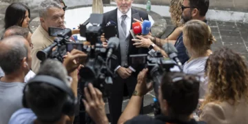 Clavijo confía en que el PSOE «atienda a razones» y cambie la condonación de la deuda