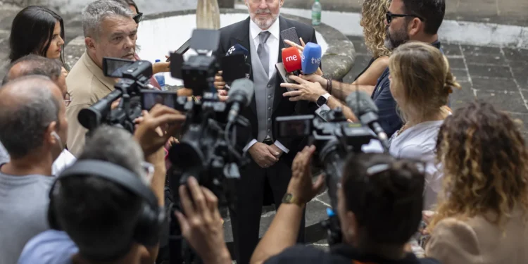 Clavijo confía en que el PSOE «atienda a razones» y cambie la condonación de la deuda