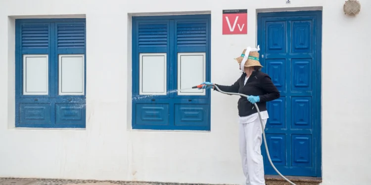 Vivienda pide a las plataformas digitales que dejen de anunciar 8.698 pisos turísticos en Canarias por considerarlos ilegales