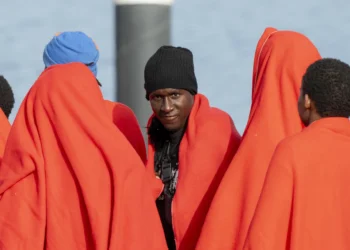 Socorren a 57 inmigrantes en una neumática diez kilómetros de Lanzarote