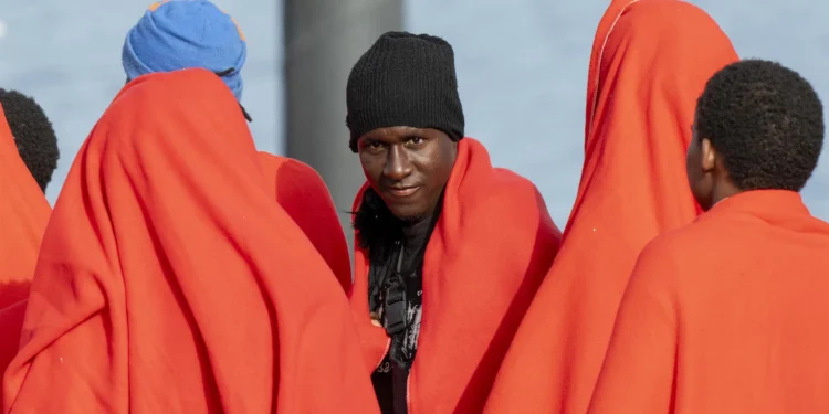 Socorren a 57 inmigrantes en una neumática diez kilómetros de Lanzarote