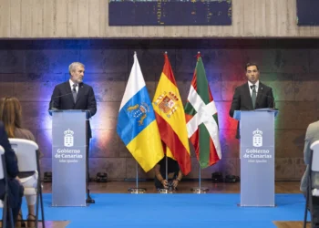 Los presidentes de Canarias y Euskadi defienden una política de Estado ante la inmigración