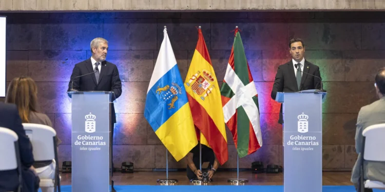 Los presidentes de Canarias y Euskadi defienden una política de Estado ante la inmigración