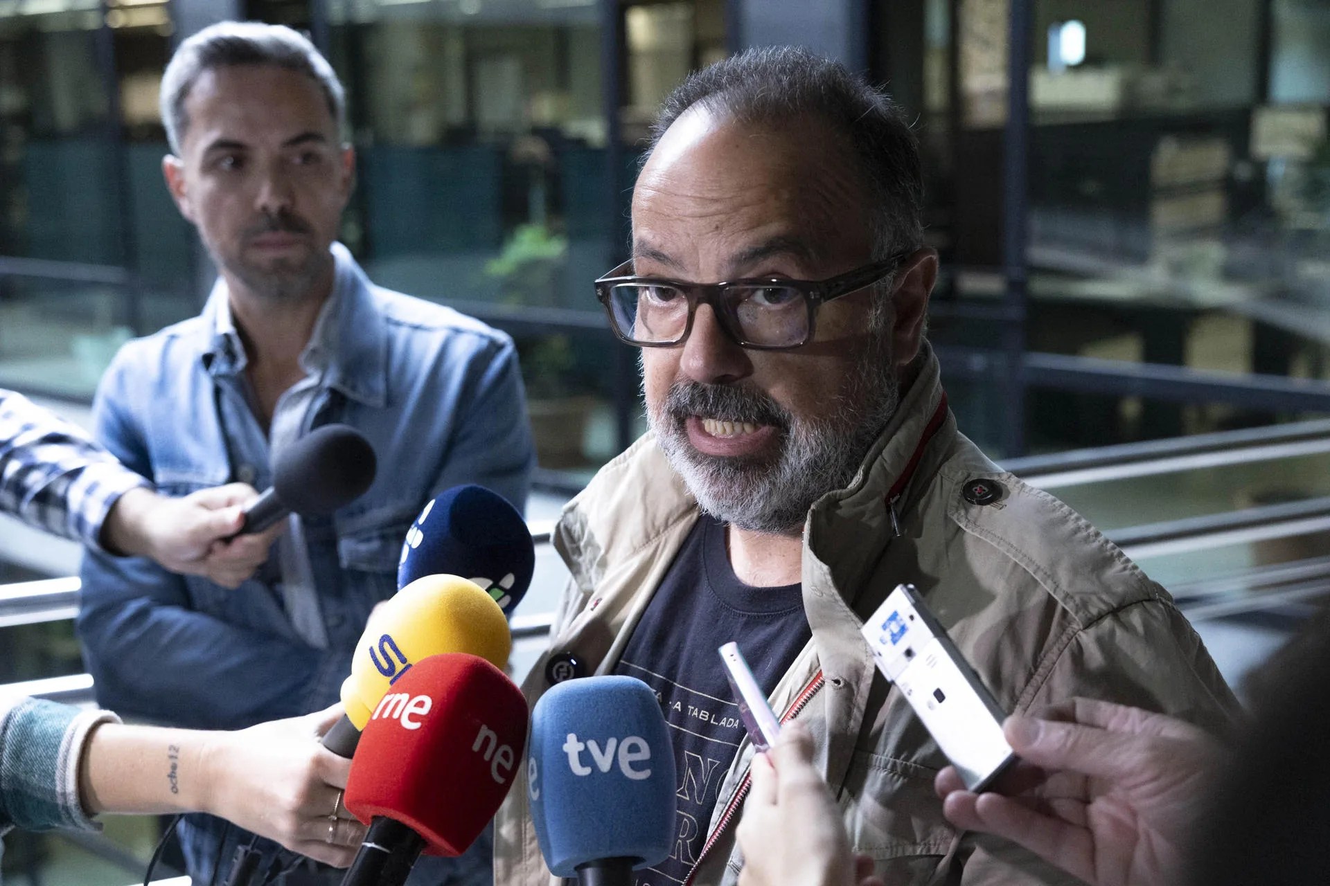 El  enólogo Carlos Lozano Pérez atiende a los medios de comunicación tras la constitución de un comité técnico científico para abordar las estrategias de control y erradicación de la filoxera. EFE/Miguel Barreto