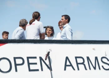 El lehendakari reta a «los populistas y a los cobardes» a visitar el Open Arms y ver el drama humanitario