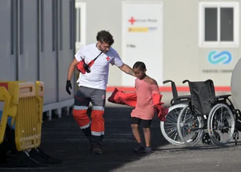 Salvamento rescata en El Hierro un cayuco con 235 personas, entre ellas 22 menores