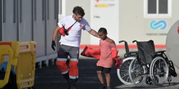 Salvamento rescata en El Hierro un cayuco con 235 personas, entre ellas 22 menores