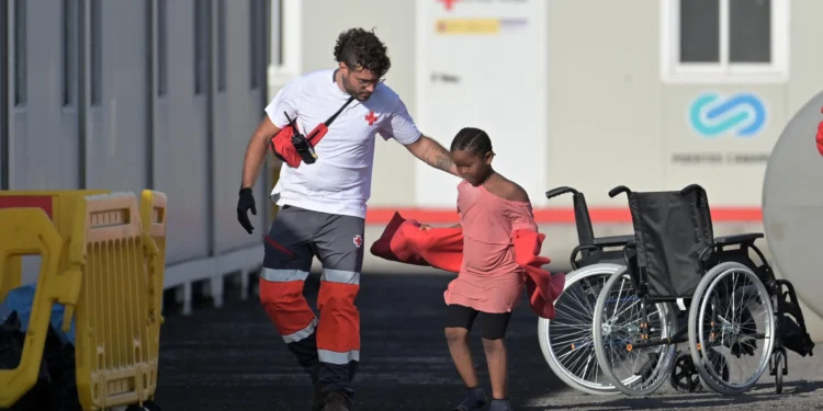 Salvamento rescata en El Hierro un cayuco con 235 personas, entre ellas 22 menores
