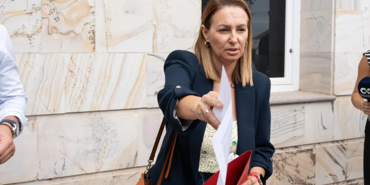 La concejal Peña Armas niega haber cobrado «ni un céntimo» y tacha de «política» la denuncia de la Fiscalía