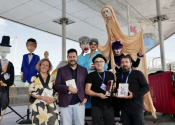 La cara amable de la vida de Lolita Pluma con títeres y un libro para todos los públicos