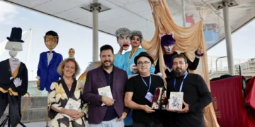 La cara amable de la vida de Lolita Pluma con títeres y un libro para todos los públicos