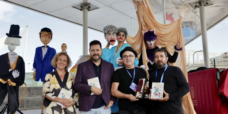 La cara amable de la vida de Lolita Pluma con títeres y un libro para todos los públicos