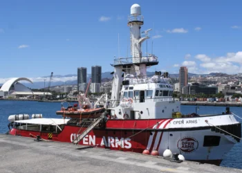 Cabello achaca el fondeo de Open Arms en El Hierro a la campaña de concienciación pero recuerda que se trata de un barco de rescate