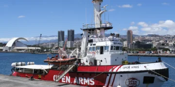 Cabello achaca el fondeo de Open Arms en El Hierro a la campaña de concienciación pero recuerda que se trata de un barco de rescate