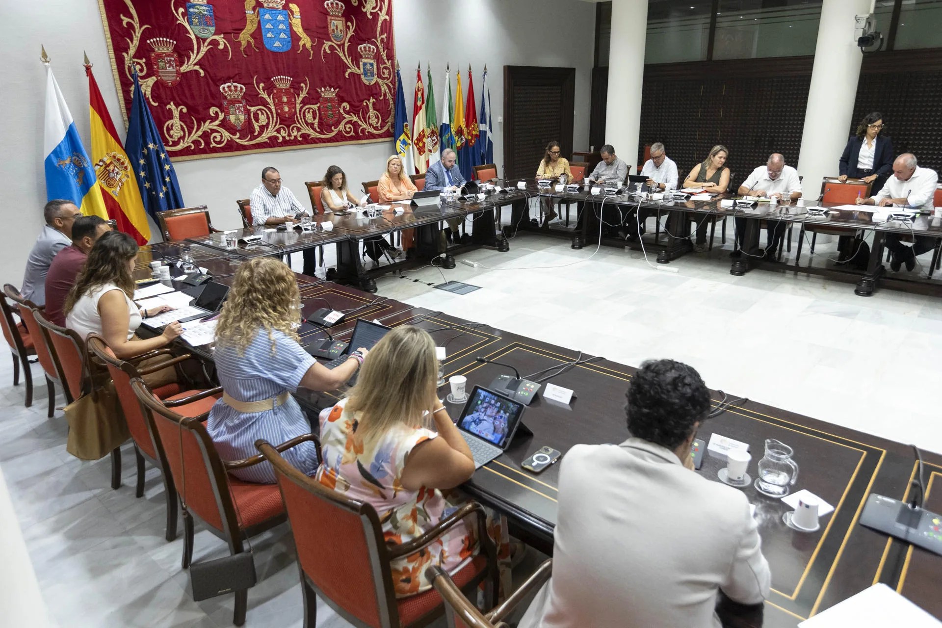 La comisión de Gobernación, Desarrollo Autonómico y Justicia del Parlamento de Canarias abordó la iniciativa popular sobre la Ley de Volcanes. En la comisión estuvo presente el viceconsejero de de recuperación económica y social de La Palma, Pedro Ángel Padrón. EFE/Miguel Barreto
