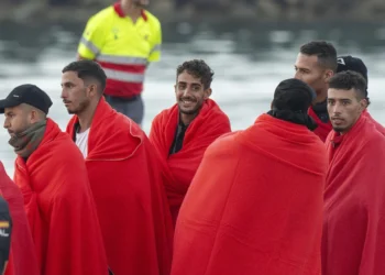 Rescatan a 50 inmigrantes magrebíes a la deriva a casi 100 kilómetros de Lanzarote