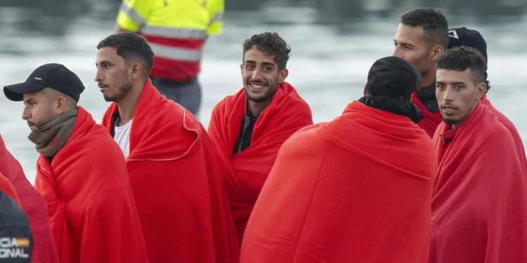 Rescatan a 50 inmigrantes magrebíes a la deriva a casi 100 kilómetros de Lanzarote