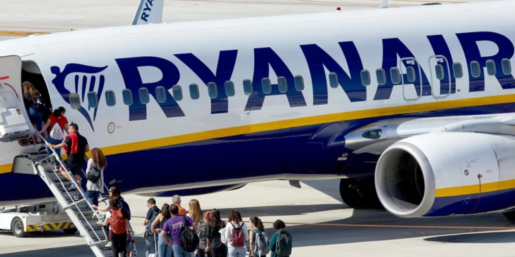 Ryanair suprime 400.000 plazas entre la península y Canarias y abandona Tenerife Norte