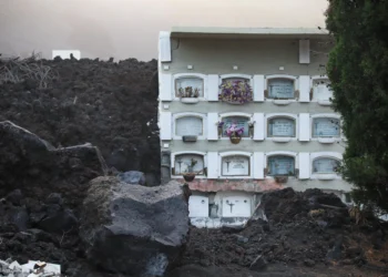 Avanza la retirada de la lava del Cementerio de Los Ángeles, en Las Manchas (La Palma)