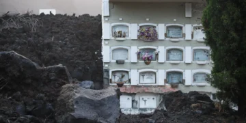 Avanza la retirada de la lava del Cementerio de Los Ángeles, en Las Manchas (La Palma)