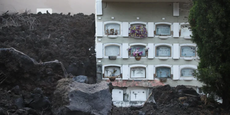 Avanza la retirada de la lava del Cementerio de Los Ángeles, en Las Manchas (La Palma)