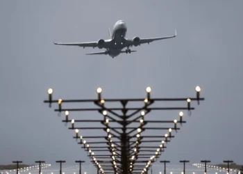 Las aerolíneas de bajo coste se lanzan a absorber el millón de asientos que deja Ryanair