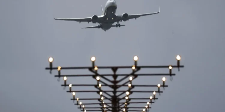 Las aerolíneas de bajo coste se lanzan a absorber el millón de asientos que deja Ryanair