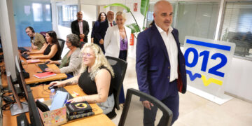 Monzón visita las instalaciones del servicio de información y atención ciudadana 012