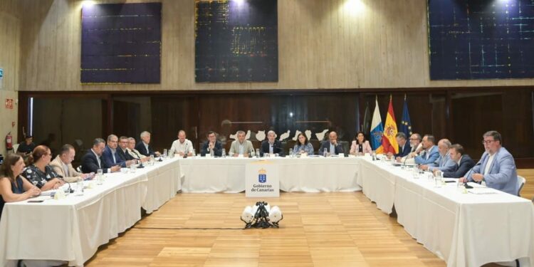 Gobierno y Fecam inician una línea de trabajo para que los ayuntamientos controlen el acceso a la vivienda