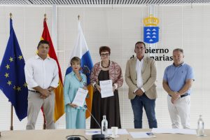 Foto de familia tras la firma del acuerdo