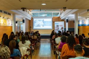 Personas sentadas de espalda en las jornadas