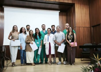 El Hospital Universitario La Candelaria homenajea a trece médicos residentes que finalizan su formación