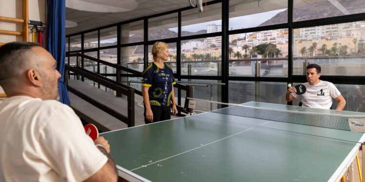 La Unidad de Lesionados Medulares del Hospital Insular inicia una actividad de tenis de mesa para los pacientes