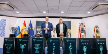 Educación y la Fundación de la FIFLP presentan la exposición de los trofeos de la selección española de fútbol