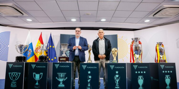 Educación y la Fundación de la FIFLP presentan la exposición de los trofeos de la selección española de fútbol