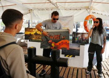 El Gobierno promueve que los jóvenes conozcan la realidad de la migración a través de las visitas al ‘Open Arms’