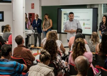 Archivo. Alejandro Marichal y Lucía Jiménez explican el proyecto a los vecinos