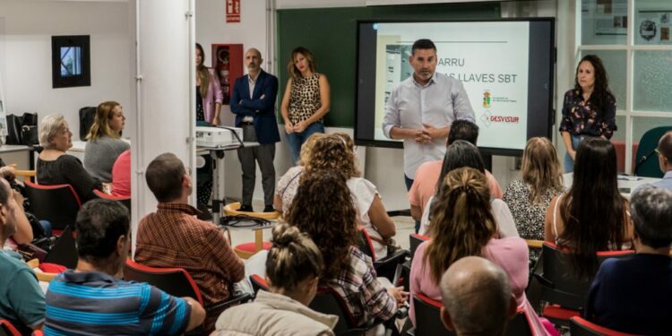 Archivo. Alejandro Marichal y Lucía Jiménez explican el proyecto a los vecinos