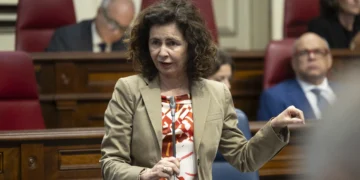 La consejera de Hacienda acepta estudiar rebajas fiscales, ante la insistencia de ASG y AHI