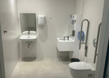 El Hospital General de Fuerteventura adapta un baño para personas ostomizadas