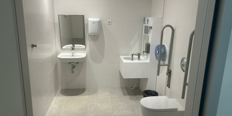 El Hospital General de Fuerteventura adapta un baño para personas ostomizadas