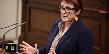 Delgado considera “inaceptable” que el Estado acuse a Canarias de ralentizar las salidas de menores con protección