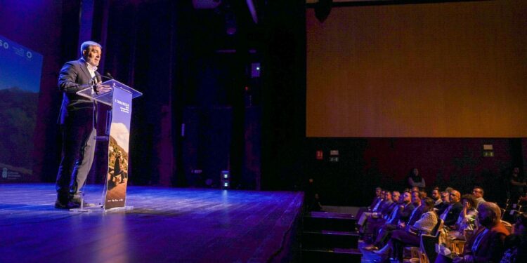 Clavijo llama a cabildos, ayuntamientos, universidades y sociedad civil a “definir juntos la Canarias que queremos”