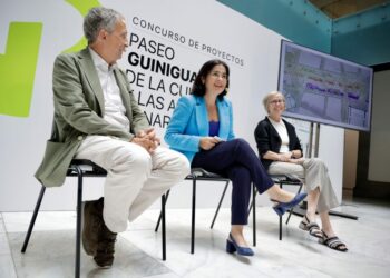 Darias (c) junto a los arquitectos y paisajistas Enric Batlle (i) y Flora Pescador (d)