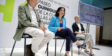 Darias (c) junto a los arquitectos y paisajistas Enric Batlle (i) y Flora Pescador (d)