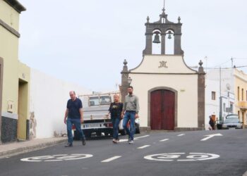 El Ayuntamiento asfalta el Camino Real a Gáldar en el barrio de Tenoya 1