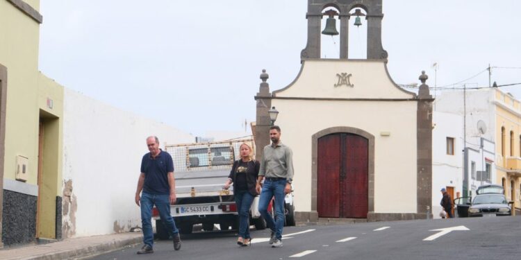 El Ayuntamiento asfalta el Camino Real a Gáldar en el barrio de Tenoya 1